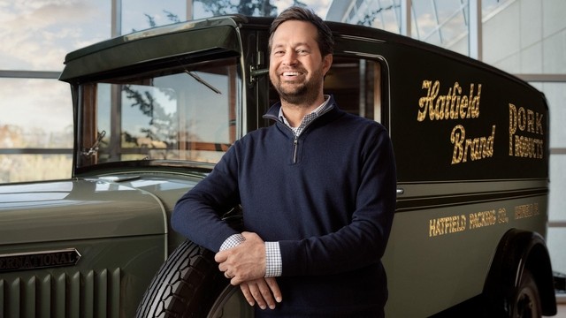 Nghe lời tác giả ‘Cha giàu, cha nghèo’, một luật sư bỏ nghề về chăn lợn kiếm 50 nghìn tỷ đồng mỗi năm, vực dậy nghề nuôi heo gia truyền suốt 6 đời - Ảnh 2.