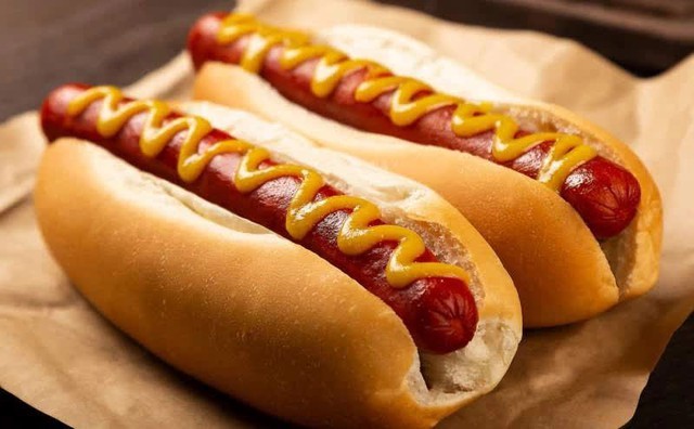 Lỗ hơn 7,4 nghìn tỷ mỗi năm để ‘câu khách’: Chiêu trò bán hàng đằng sau chiếc hotdog giá 37 nghìn đồng suốt 40 năm của chuỗi siêu thị nổi tiếng - Ảnh 1. Lỗ hơn 7,4 nghìn tỷ mỗi năm để ‘câu khách’: Chiêu trò bán hàng đằng sau chiếc hotdog giá 37 nghìn đồng suốt 40 năm của chuỗi siêu thị nổi tiếng - Ảnh 1.