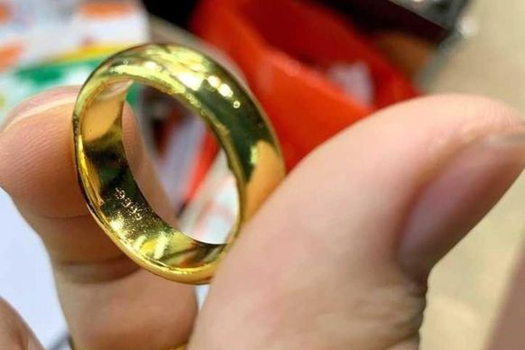 Giá vàng nhẫn đang tăng chóng mặt, vượt mốc 77 triệu đồng/lượng- Ảnh 1. Giá vàng nhẫn đang tăng chóng mặt, vượt mốc 77 triệu đồng/lượng- Ảnh 1.