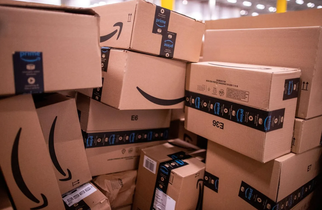Kỳ tích Amazon: Tiết kiệm ít nhất 500.000 tấn bao bì/năm, trọng lượng tương đương 7.750 máy bay Boeing 737, 145 triệu gói hàng đã được vận chuyển bằng 9.000 xe điện - Ảnh 1. Kỳ tích Amazon: Tiết kiệm ít nhất 500.000 tấn bao bì/năm, trọng lượng tương đương 7.750 máy bay Boeing 737, 145 triệu gói hàng đã được vận chuyển bằng 9.000 xe điện - Ảnh 1.