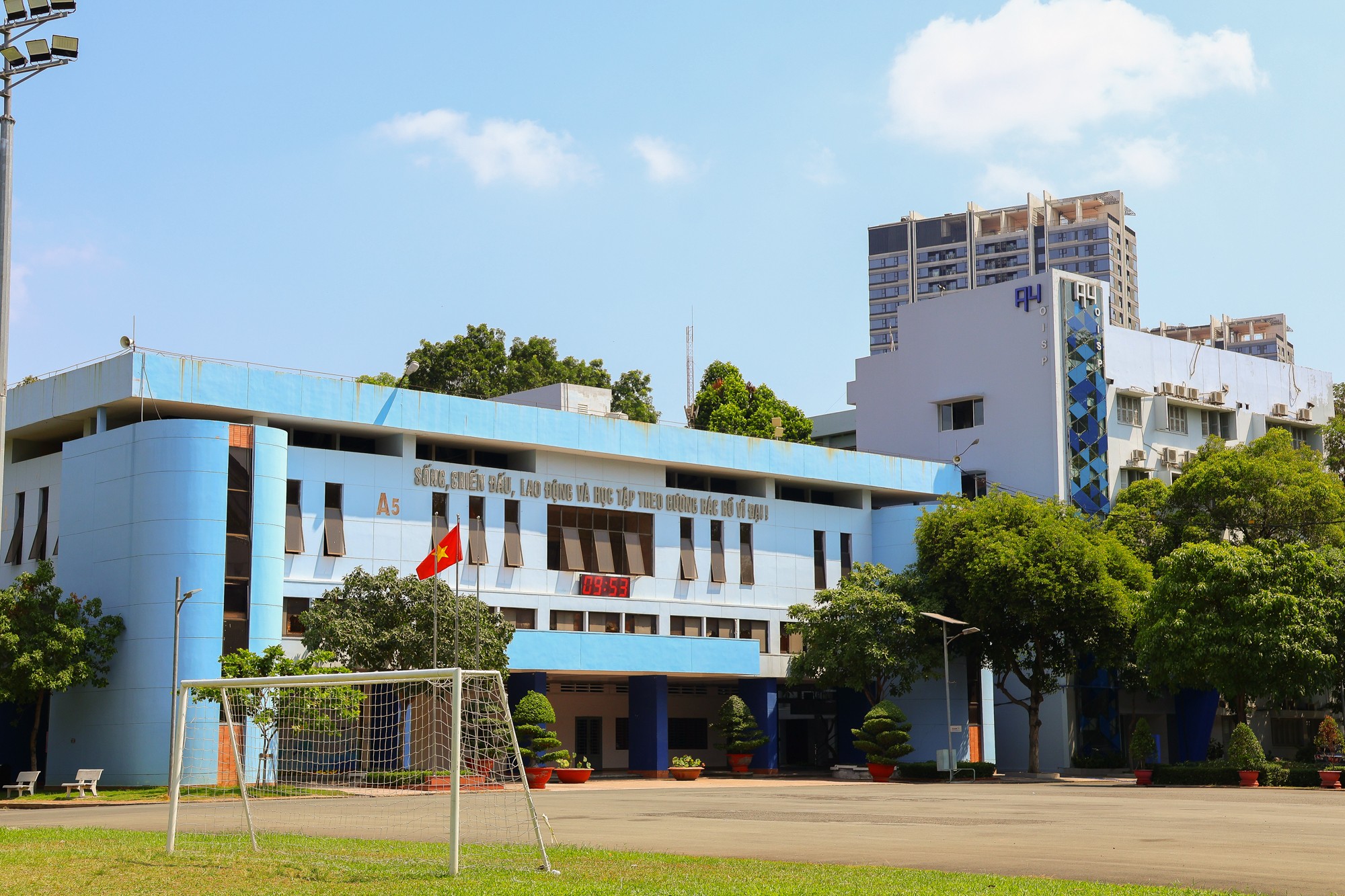 1 trường đại học là “lò” đào tạo tỷ phú nhưng sinh viên chỉ mơ ra được trường, mỗi năm có vài trăm người bị cho thôi học- Ảnh 7. 1 trường đại học là “lò” đào tạo tỷ phú nhưng sinh viên chỉ mơ ra được trường, mỗi năm có vài trăm người bị cho thôi học- Ảnh 7.