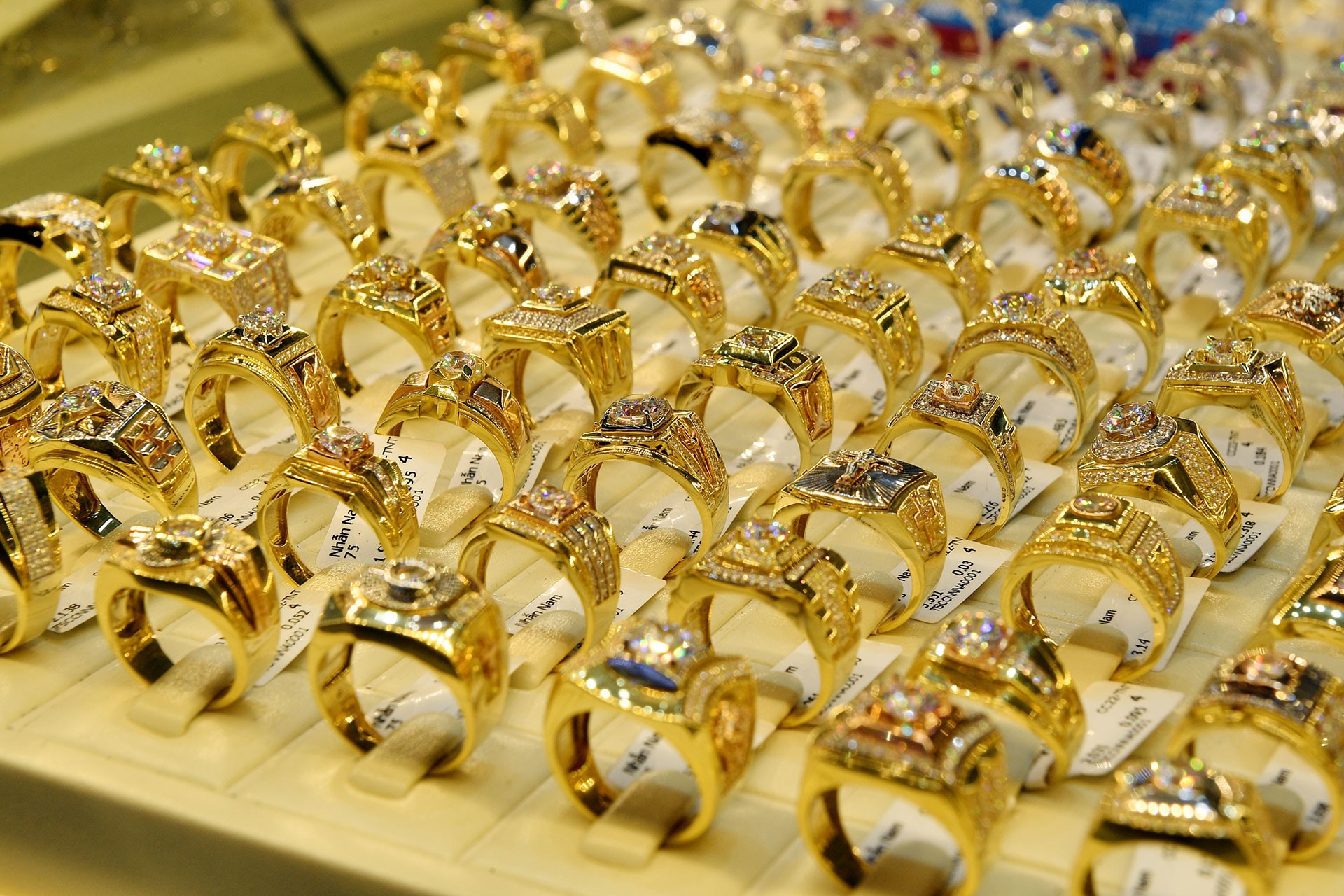 gia-vang-hom-nay-ngay-20-10-vang-trong-nuoc-lai-tang-nong-cung-chieu-the-gioi-1697767753.jpg