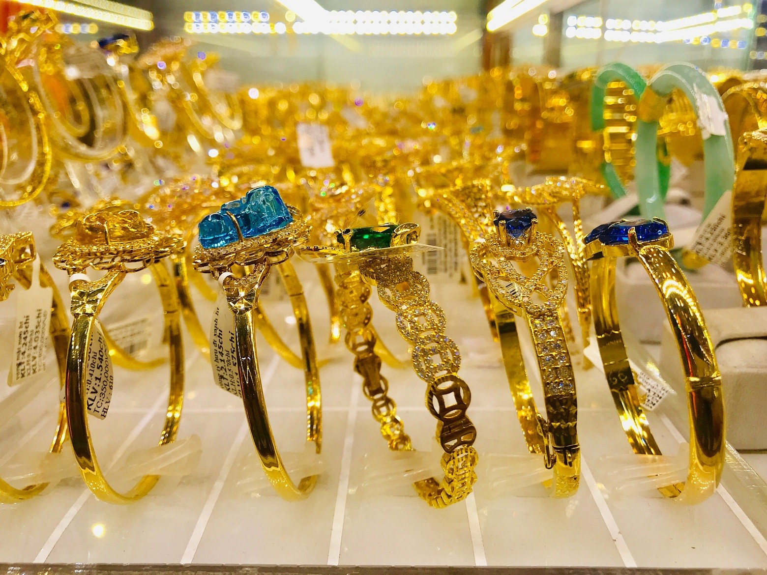 gia-vang-hom-nay-ngay-16-10-vang-trong-nuoc-giam-soc-cao-nhat-70-7-trieu-dong-luong-1697422776.jpg