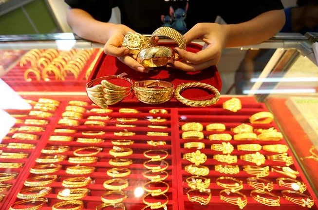 gia-vang-hom-nay-ngay-30-3-vang-trong-nuoc-bat-dong-khi-the-gioi-nghi-le-1711764664.PNG