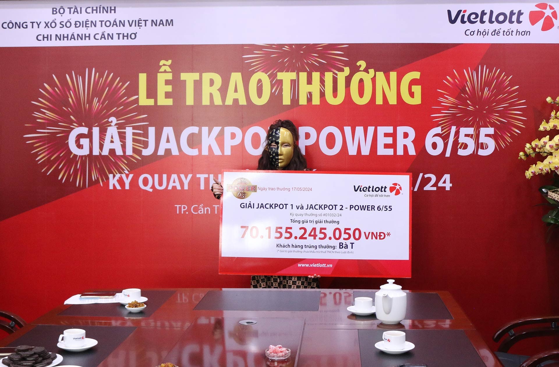 nguoi-phu-nu-tiet-lo-cach-mua-ve-so-trung-ca-hai-giai-jackpot-va-48-giai-nhat-tri-gia-70-ty-dong-1716008046.jpg