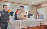 Tịch thu 7,5 tỷ đồng tiền mặt chất bằng thùng, gần 700 gram vàng trị giá 2,6 tỷ đồng từ nhóm 'lao động giả nghèo'