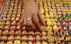 Cập nhật giá vàng hôm nay ngày 26/7: Vàng nhẫn 'rơi' khỏi mốc 77 triệu đồng/lượng