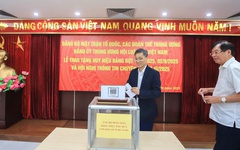 Hội Luật gia Việt Nam ủng hộ đồng bào vùng bão lũ, trao tặng huy hiệu Đảng cho đảng viên ưu tú