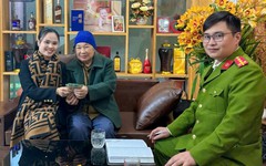 Bà cụ U80 nhờ chuyển khoản 2,5 triệu đồng làm "sổ hộ nghèo", người phụ nữ nhất quyết không giúp và báo công an