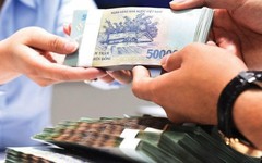 Khi nào khách hàng được xem xét phân loại lại khoản nợ vào nhóm nợ có rủi ro thấp hơn?