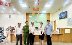 Bắc Ninh: Người phụ nữ đến ngân hàng yêu cầu rút trước hạn toàn bộ 2 sổ tiết kiệm, nhân viên LPBank thấy bất thường lập tức báo công an và được khen thưởng