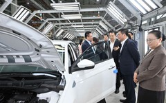 Đón Bộ trưởng Lào, nhà máy ô tô công suất 120.000 xe/năm tuyên bố lấn sân sang xe điện và muốn xuất khẩu sang Lào