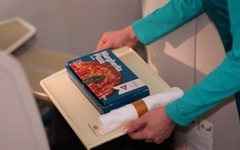 Vietnam Airlines bắt đầu bán pizza 4P's trên các chuyến bay, giá 119.000 đồng cho nửa cái