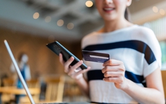 Các ngân hàng đang thu phí quản lý tài khoản bao nhiêu?