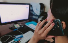 Dù biết rõ đã bị lừa và mất sạch 2 tỷ đồng, người phụ nữ Gia Lai tiếp tục chuyển thêm hơn 1 tỷ vào tài khoản Techcombank của kẻ lừa đảo, sau đó báo công an