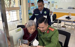 Sau khi tải xuống một ứng dụng, cụ bà đến ngân hàng mở tài khoản, chuẩn bị nạp tiền thì công an xã có mặt, phối hợp với nhân viên LPBank xác minh giao dịch