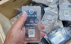 Loạn giá bạc 'sang tay'