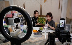 Kinh doanh online trên Shopee, TikTok, các sàn đã nộp thuế thay, hộ kinh doanh cần xuất hóa đơn nữa không? - Cục Thuế trả lời