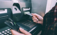 Phát hiện thủ đoạn hoàn toàn mới, điều khiển máy ATM tự động nhả tiền