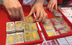 Chiều 3/12: Giá vàng SJC mất mốc 154,8 triệu đồng/lượng, vàng nhẫn đi ngang