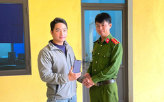 Mang 55 triệu đồng nộp vào cây ATM nhưng tiền không vào tài khoản, người đàn ông vội báo công an