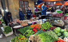 "Chủ nhà hàng ra chợ mua con cá, lá rau, sạp hàng nào có hóa đơn chứng từ thì khả năng cao sẽ được chọn"