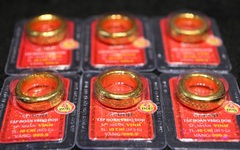Cập nhật giá vàng hôm nay ngày 21/4: Vàng trong nước đắt thêm 4 triệu đồng/lượng