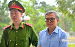 Cựu Thứ trưởng Hoàng Quốc Vượng được dẫn giải tới tòa