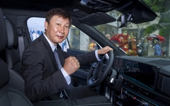 Hyundai Thành Công bàn giao xe Santa Fe bản cao nhất cho HLV tuyển Việt Nam Kim Sang-sik