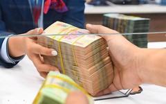 Một ngân hàng giảm lãi suất tiết kiệm kỳ hạn ngắn, tăng lãi suất kỳ hạn dài