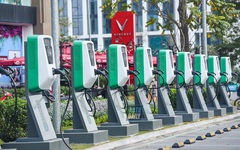 Ông Phạm Nhật Vượng bắt tay cùng lúc 4 đối tác, triển khai 'siêu dự án' mở 63.000 cổng sạc ở Indonesia - tham vọng phủ sóng Đông Nam Á