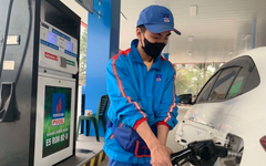 Giá xăng tăng lần thứ ba liên tiếp