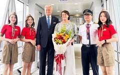 Tổng thống Litva đến Hà Nội trên chuyên cơ Vietjet