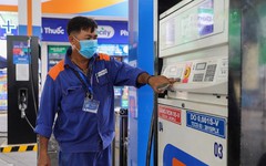 Giá xăng đồng loạt 'lùi' về dưới 20.000 đồng/lít
