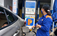 Giá xăng tăng nhẹ trước ngày bán thí điểm xăng sinh học E10