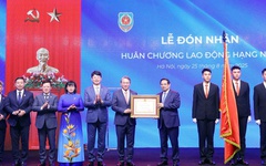 Bộ Tư pháp đón nhận Huân chương Lao động hạng Nhất