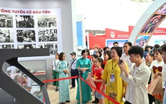 Triển lãm "Lịch sử và Sứ mệnh Quốc hội Việt Nam" thu hút đông đảo tầng lớp nhân dân
