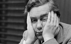 Khối ngoại quay xe bán ròng hơn 2.200 tỷ đồng trong tuần Index chạm tới mốc 1.900, cổ phiếu nào bị "xả" mạnh nhất?