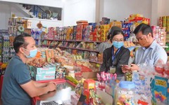 Chiết sản phẩm từ can lớn sang chai nhỏ rồi dán nhãn hiệu riêng để bán, hộ kinh doanh tính thuế thế nào: Cơ quan Thuế trả lời