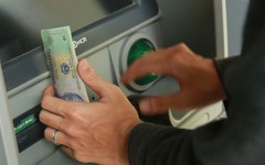 Tiền mặt người dân rút từ ATM ngân hàng giảm kỷ lục