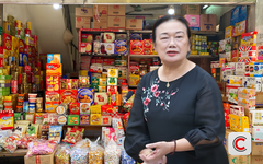 Hộ kinh doanh kể khách hàng mua hai gói mì 10.000 đồng, trả lại một gói cũng phải sửa hóa đơn: Chuyên gia Thuế nói gì?