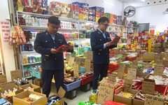 Đột kích kiểm tra diện rộng: Phát hiện một cơ sở bán hàng cấm, tịch thu hàng trăm sản phẩm vi phạm, có hộ bị đề xuất phạt 175 triệu đồng