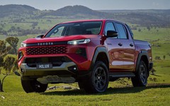 Toyota Hilux 2026 công bố giá từ 632-903 triệu đồng - có đủ sức lật đổ 'ngôi vương' của Ford Ranger