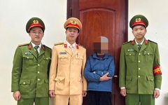 Người phụ nữ gửi 112 triệu vào một tài khoản, chuẩn bị ký giấy chuyển tiền thì nhân viên Vietcombank, Công an xã, Cảnh sát giao thông cùng ngăn lại