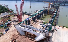 120 tấn kết cấu thép được đưa vào vị trí, "siêu cầu" vượt sông Hồng 16.200 tỷ đồng nối khu phố cổ với Long Biên bước vào giai đoạn quan trọng