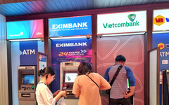 Người dân ngày càng ít giao dịch máy ATM, các nhà băng giảm bớt số lượng