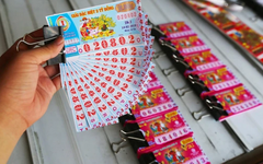 Vé số 10.000 đồng tặng cho 18 nhân viên không ngờ trúng giải 2 tỷ đồng: Ông chủ hứa chia đều rồi đổi ý, bí mật thay camera