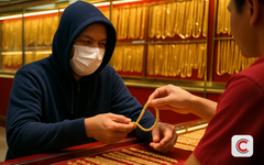 Người dân không bỏ khẩu trang, mũ trùm đầu khi vào tiệm vàng, ngân hàng: Công an địa phương khuyến nghị dừng phục vụ vì lý do sau