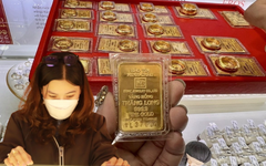 Tưởng giá vàng "tăng mãi", tôi tất tay 600 triệu đồng đầu tư: "Không vào thì lỡ sóng, vào thì khó ăn ngon ngủ yên"