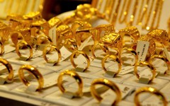 Cuối tuần (1/3): Giá vàng tăng trở lại nhưng nhà đầu tư vẫn quyết "ôm chặt", lo ngại biến động bất ngờ